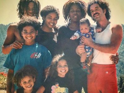 Joel Smollett is carrying Jocqui whereas Janet, Jurnee, Jazz, Jojo, and Jake Smollett are posing next to him.